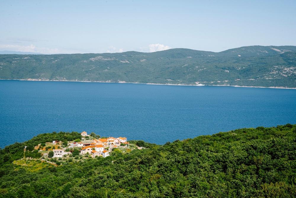 Sparsely populated area by the sea